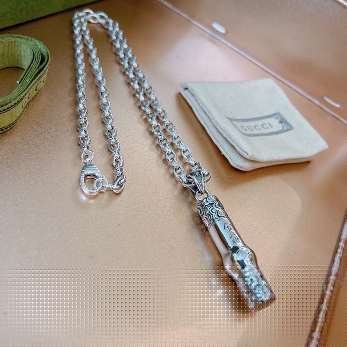 G*u*i necklaces